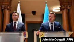 Russian Energy Minister Aleksandr Novak (left) and Ukrainian Energy Minister Oleksiy Orzhel address the media after on a new transit deal on December 19.