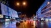 Šoping centar u neonskim reklamama u centru Sarajeva