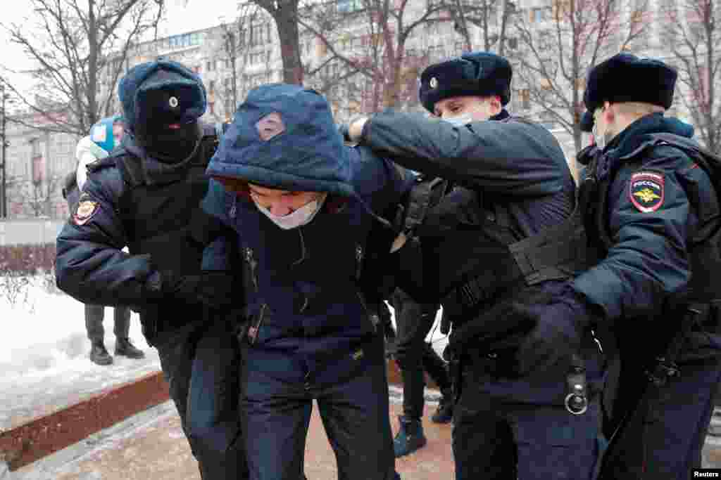 Москвада акциянын алдында 1980-жылдардан бери советтик жана Орусиянын армиясында колдонулуп келген БТР-80 же БТР-82 чопкутталган (бронетехника) техникалар пайда болду. 