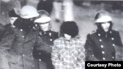 Милиционеры задерживают участницу демонстрации на площади в Алматы в декабре 1986 года. 