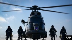 Un elicopter pe fregata Regina Maria a Marinei Române în timpul unui exercițiu militar în Marea Neagră la începutul acestei luni.