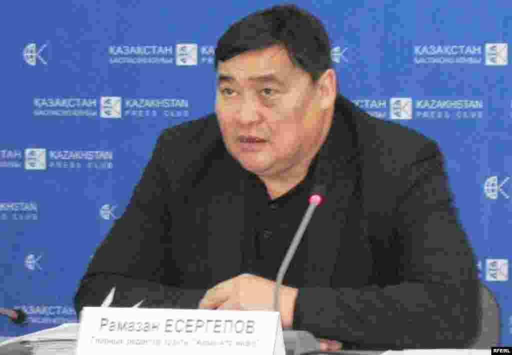Рамазан Есергепов, главный редактор газеты «Алма-Ата – Инфо», незадолго до своего ареста. Алматы, 24 декабря 2008 года. - Рамазан Есергепов, главный редактор газеты «Алма-Ата – Инфо», незадолго до своего ареста. Алматы, 24 декабря 2008 года.