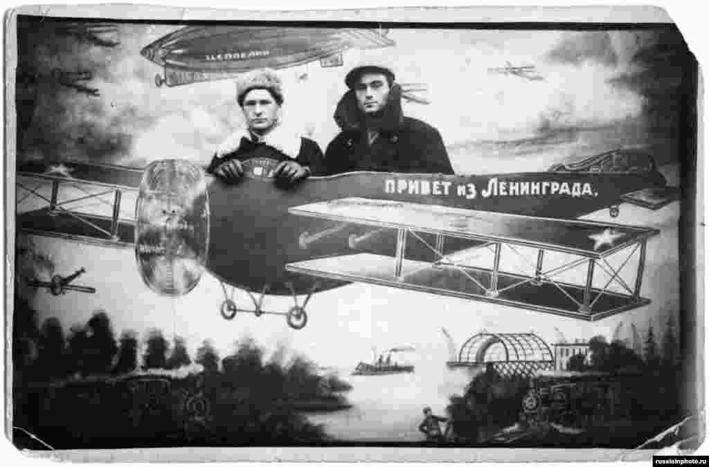 …i avionima. Ovo je jedna od retkih slika ove vrste izrađena nakon Boljševičke revolucije 1917. godine. Na avionu piše Pozdrav iz Lejingrada.