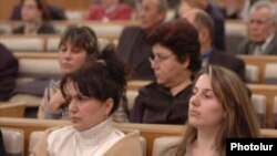 Կանայք մասնակցում են խորհրդարանական լսումների: