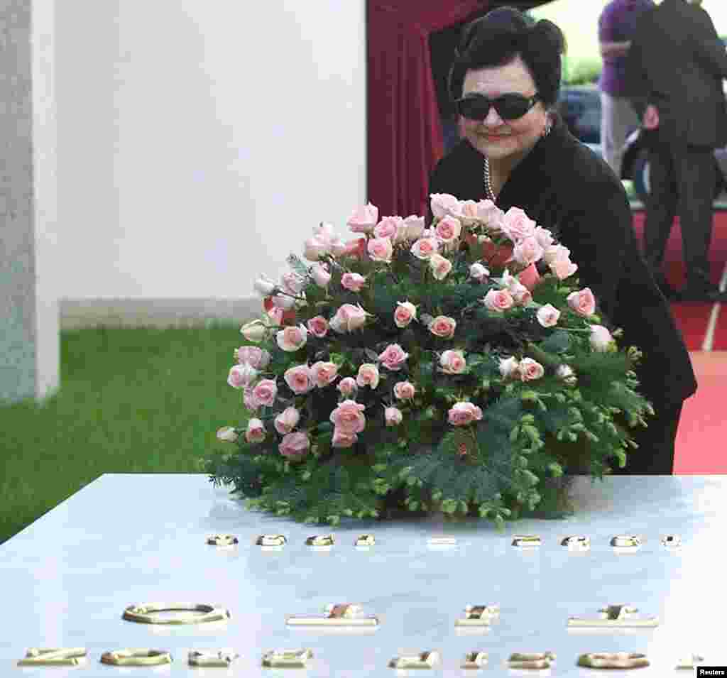 Jovanka Broz na Titovom grobu, Beograd, maj 2001.