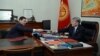 Мурдагы президент Алмазбек Атамбаевге УКМКнын мурдагы төрагасы Абдил Сегизбаев Белизден келди деген документтерди тапшырууда. 14-ноябрь, 2016-жыл.