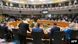Офіційні особи сидять у залі засідань під час засідання Європейської ради в штаб-квартирі ЄС у Брюсселі 19 грудня 2024 року