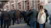 Работники золотых рынков и ярмарок протестуют перед зданием правительства против повышения налога, 10 февраля 2025 г.