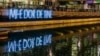 Aproape un milion de români figurează cu domiciliul sau reședința în Marea Britanie, arată datele centralizate de Ministerul Afacerilor Externe, transmise Europei Libere. Mesajul „Mi-e dor de tine”, la Canary Wharf, Londra, noiembrie 2019. 