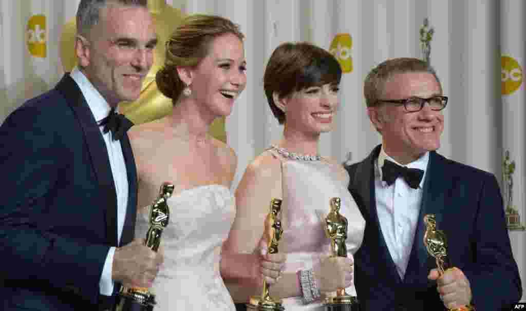 Daniel Day-Lewis (ən yaxşı aktyor), Jennifer Lawrence (ən yaxşı aktrisa), Anne Hathaway (ən yaxşı yardımçı qadın aktrisa),və Christoph Waltz (ən yaxşı yardımçı kişi aktyor) 85-ci Oscar Mükafatının təqdim etmə mərasimində
