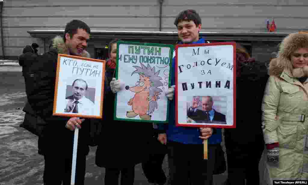 Marchers hold up their signs backing the prime minister's return to the presidency.
