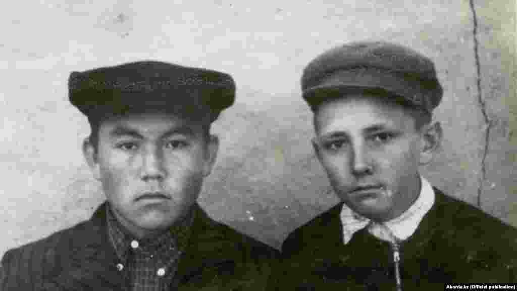 В советском школьнике в «кепке-аэродроме» прослеживаются черты будущего президента Казахстана Нурсултана Назарбаева (слева). Фото сделано в 1950-е годы