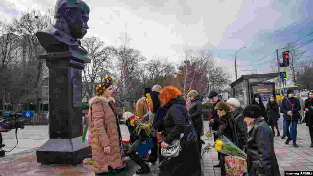В Симферополе возложили цветы к памятнику Тарасу Шевченко. Как на крымском полуострове почтили память Тараса Шевченко – смотрите в нашей фотогалерее