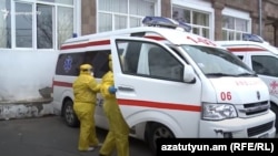 Բուժաշխատողներ, շտապ բուժօգնության ավտոմեքենաներ Երևանի «Սուրբ Գրիգոր Լուսավորիչ» բժշկական կենտրոնի մոտ, հունիս, 2020թ.