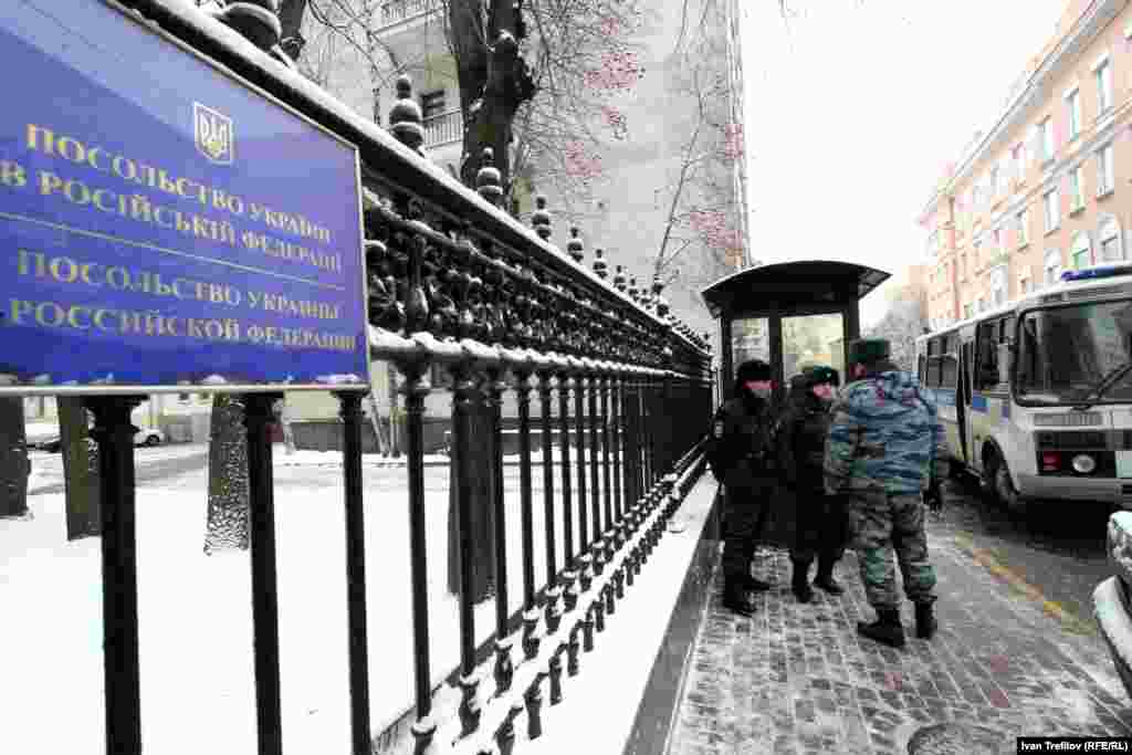 Московская акция поддержки "Евромайдана". Посольство Украины