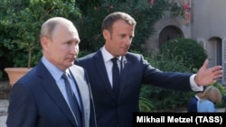 Владимир Путин менен Эммануэл Макрон.