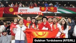 Футболду көркүнө чыгарган күйөрмандар
