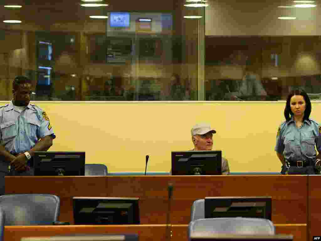 Bivši komandant snaga bosanskih Srba Ratko Mladić pojavio se drugi put pred tribunalom u Hagu, 04.07.2011. Foto: AFP / Valerie Kuypers