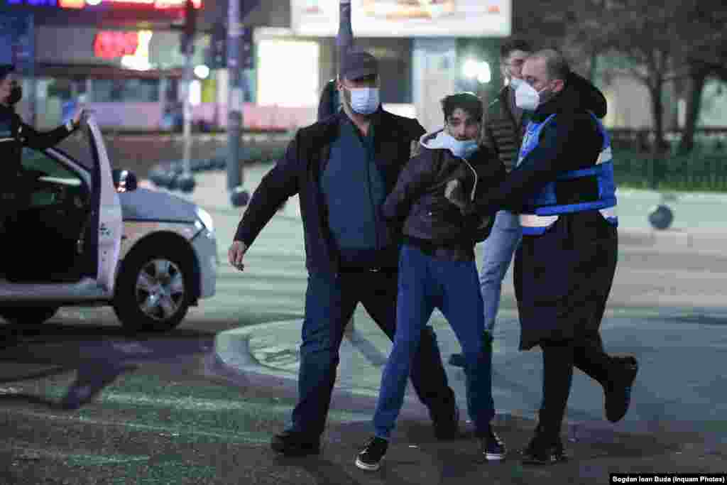 Cel puțin 10 persoane au fost reținute, dar jandarmii continuă identificarea celor prezenți la violențe.