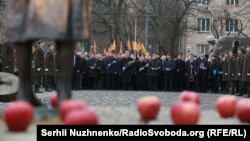 Петро Порошенко, Володимир Гройсман, Ірина Геращенко на території «Меморіалу жертв Голодомору», 25 листопада 2017 року