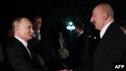 Azerbejdžanski predsjednik Ilham Alijev (lijevo) dočekuje ruskog lidera Vladimira Putina u Bakuu, 18. 8. 2024.