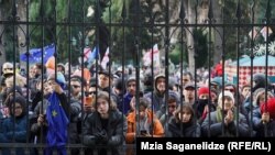 Стотици грузински граждани се събраха на протест с искания за европейско бъдеще на страната си и в неделя.
