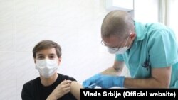 Premijerka Srbije Ana Brnabić je prva osoba koja je u Srbiji primila vakcinu (24. decembar 2020.) 