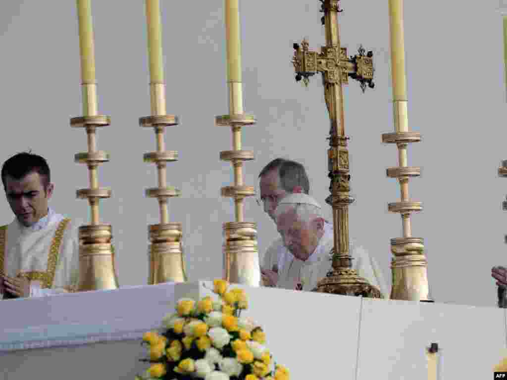 Papa drži misu na zagrebačkom Hipodromu, 5. jun 2011. AFP / VINCENZO PINTO