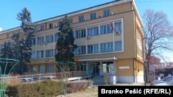 Zgrada Višeg suda u Zaječaru, na istoku Srbije, pred kojim se vodi postupak protiv kineskog državljanina optuženog za trgovinu dve ženama iz Kine, 5. mart 2025. 