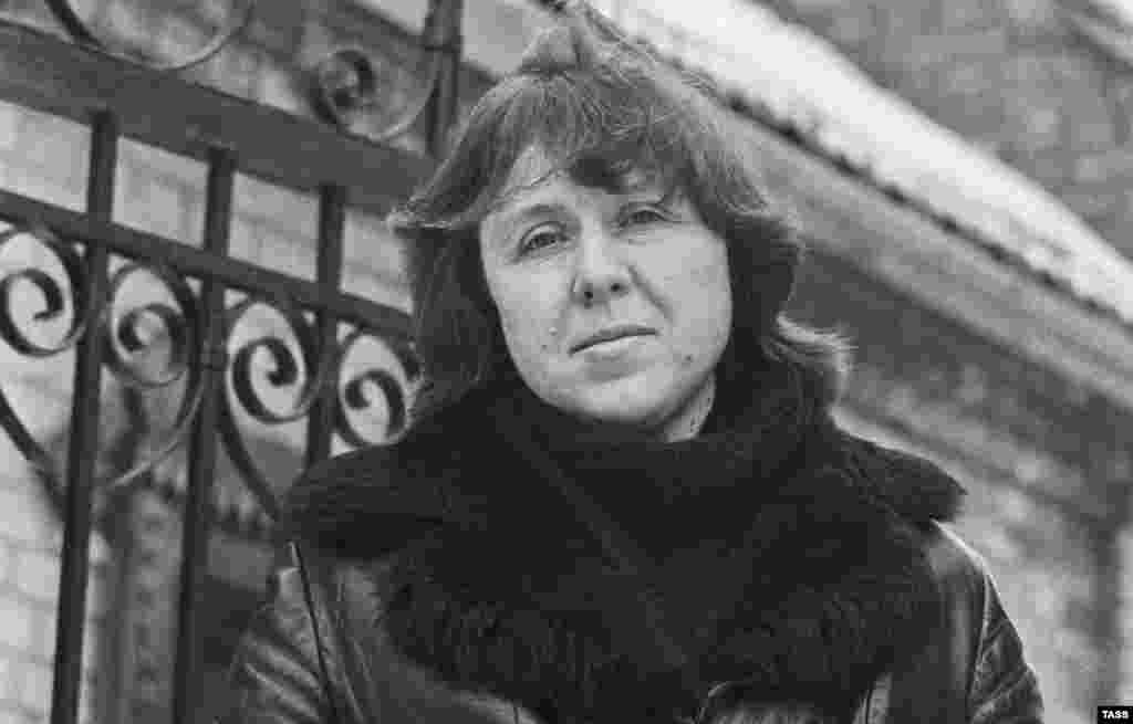 Сьвятлана Алексіевіч у 1988 годзе. На той час яна ўжо была аўтаркай дзьвюх кнігаў, «У вайны не жаночае аблічча» і «Апошнія сьведкі», якія зьявіліся ў 1985, ды працавала над трэцяй: «Цынкавыя хлопчыкі».