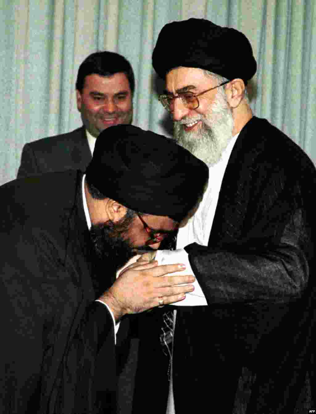 دست‌بوسی علی خامنه‌ای، رهبر جمهوری اسلامی، در تهران، مرداد ۱۳۷۹