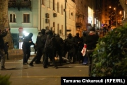 Полицията настъпва срещу протестиращите рано сутринта на 29 ноември.