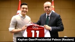 Mesut Ozil sa predsjednikom Turske u Londonu, 13. maja 2018.