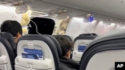 Самолет Boeing 737 MAX-9 на Alaska Airlines, след като вратата на самолета е паднала. 