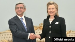 Հայաստանի նախագահը ողջունում է ԱՄՆ պետքարտուղարին Երեւանում, 2010թ.