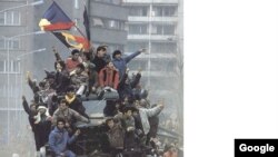 Grup de revoluționari români pe un tanc al Armatei, 