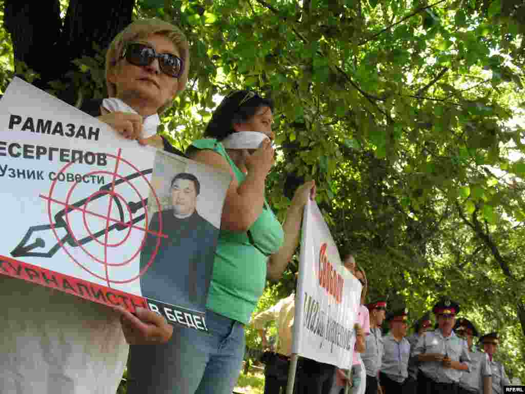 Раушан Есергепова, жена арестованного Рамазана Есергепова, на акции протеста в его защиту. Алматы, 24 июня 2009 г. - Раушан Есергепова, жена арестованного Рамазана Есергепова, на акции протеста в его защиту. Алматы, 24 июня 2009 года.