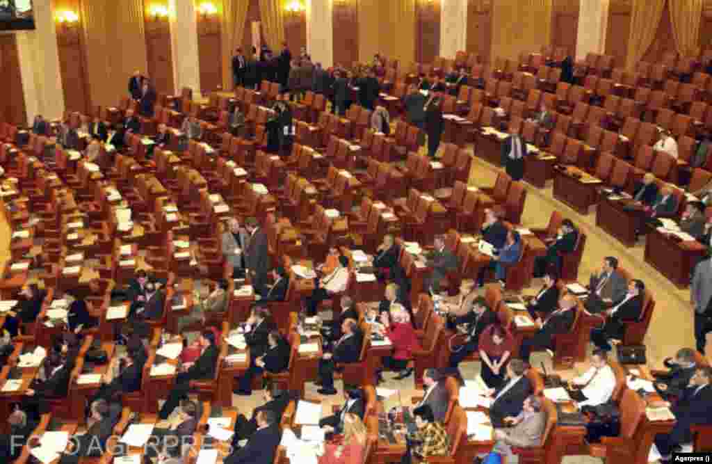 Legislatura 2004-2008 - 469 parlamentari - 332 de deputați și 137 de senatori Partide reprezentate: PSD, PNL, PD, PRM, UDMR, PC (fost PUR), și PIN (Partidul Inițiativa Națională). În imagine, lucrări comune ale camerelor în 2005.