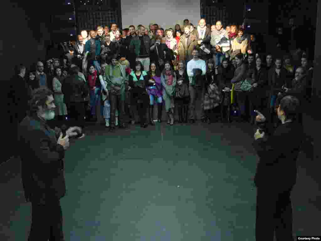 ¨Apsolutni umjetnik¨, Vlasta Delimar i Milan Božić, Noć performansa, 26.11.2011. Foto: Stanislav Milojković