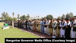 د نجیب تره‌کي د جنازې لمونځ ادا کولو مهال