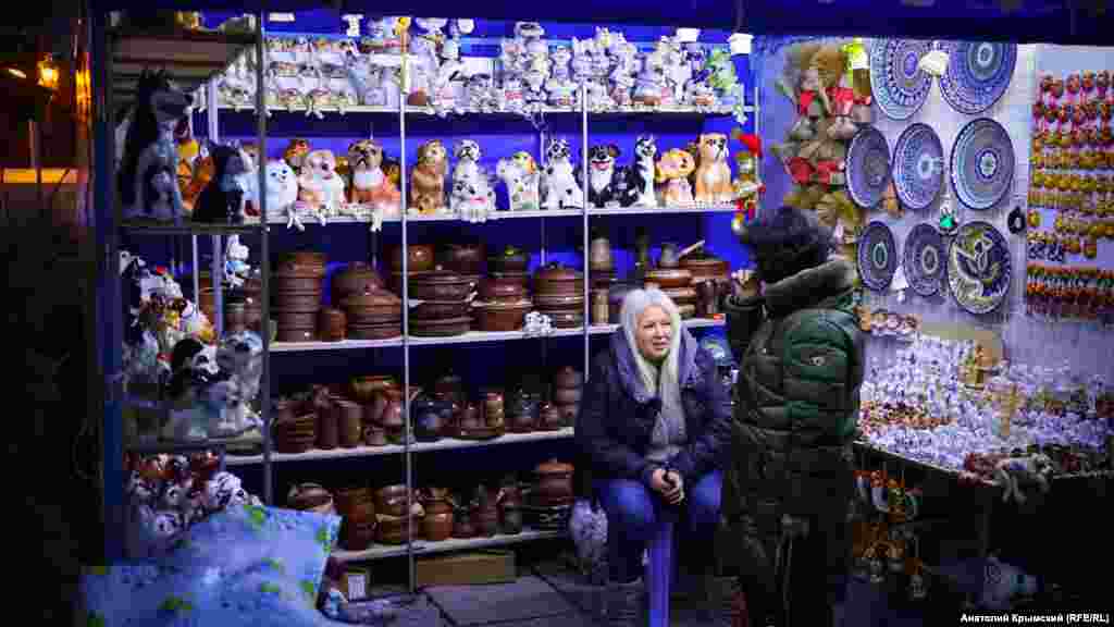 На городской ярмарке торгуют глиняными фигурками собак – символом 2018 года по восточному календарю