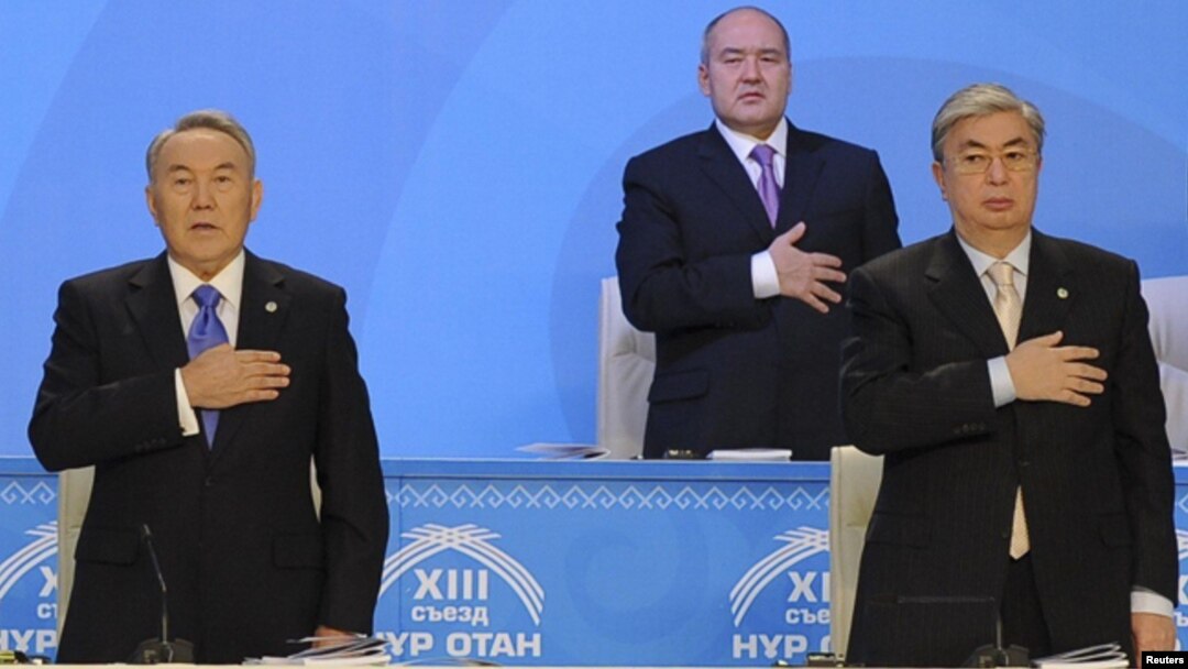 Президент Казахстана Нурсултан Назарбаев на съезде партии "Нур Отан". Рядом с ним справа - Касым-Жомарт Токаев, председатель сената парламента. Астана, 11 февраля 2011 года.