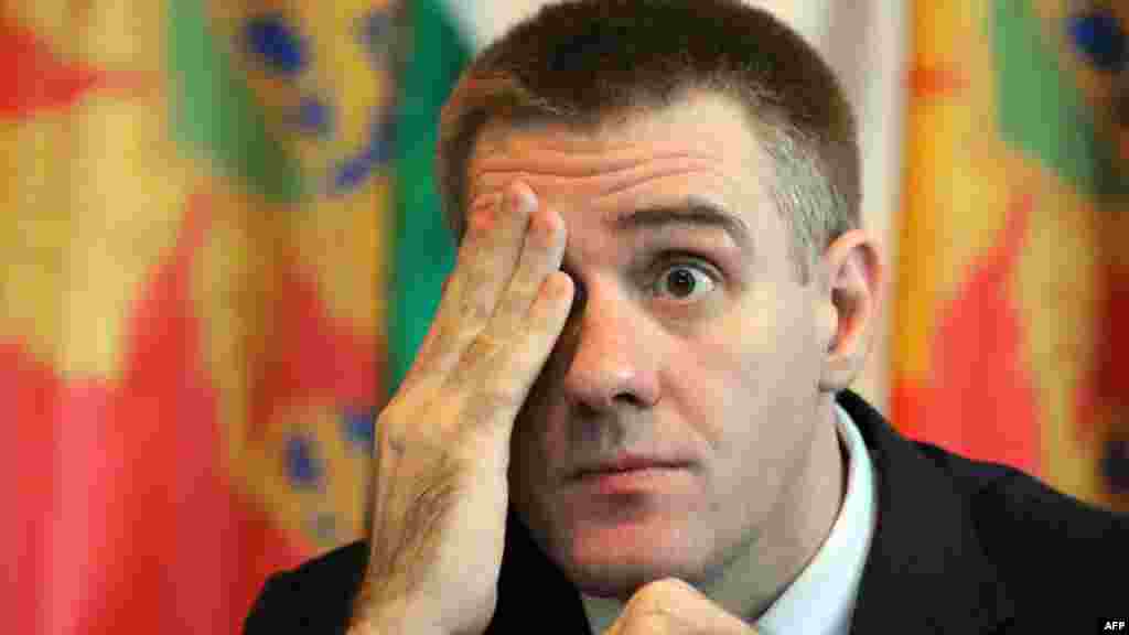 Mađarska - Crnogorski premijer Igor Lukšić pažljivo sluša pitanja novinara na konferenciji za medije u Budimpešti, 15. juni 2012.