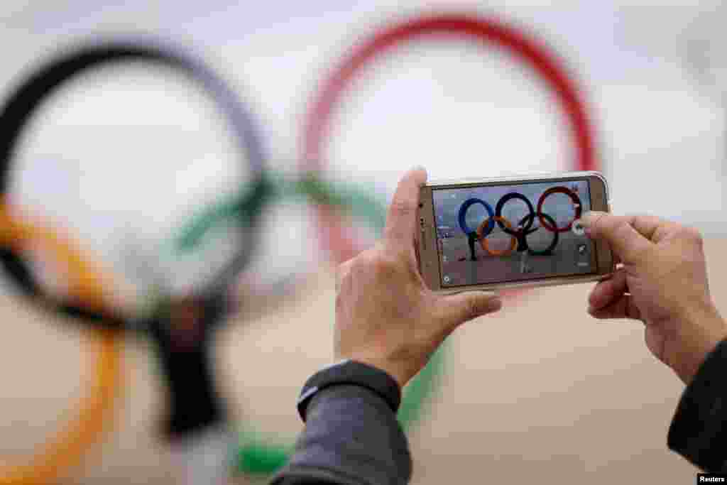 Независимая комиссия Всемирного антидопингового агентства (WADA) под руководством Ричарда Макларена опубликовала доклад, согласно которому российские спортсмены систематически употребляли допинг во время соревнований, в том числе Олимпиады в Сочи. Во второй части доклада утверждалось, что российские власти поощряли и координировали употребление допинга спортсменами. В результате допингового скандала российских легкоатлетов и спортсменов других видов спорта отстранили от Олимпиады в Рио. Лишилась игр и целая паралимпийская команда из России. Кремль отрицал обвинения WADA, но и.о. генерального директора Российского антидопингового агентства Анна Анцелиович 28 декабря подтвердила газете New York Times, что российские олимпийцы массово использовали препараты во время Олимпиады-2014, а спортивные власти покрывали этих атлетов.