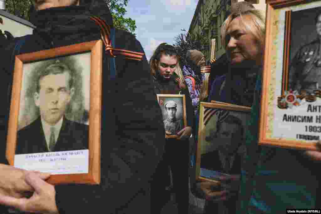 У мінулым годзе Лукашэнка заявіў, што ў Беларусі ніхто не забараняў ісьці з партрэтамі сваякоў, якія загінулі на вайне, а зьмяніць фармат папрасілі самі вэтэраны. Пры гэтым кіраўнік Беларусі скрытыкаваў тых, хто хоча «прыватызаваць» тэму перамогі ў Вялікай Айчыннай вайне