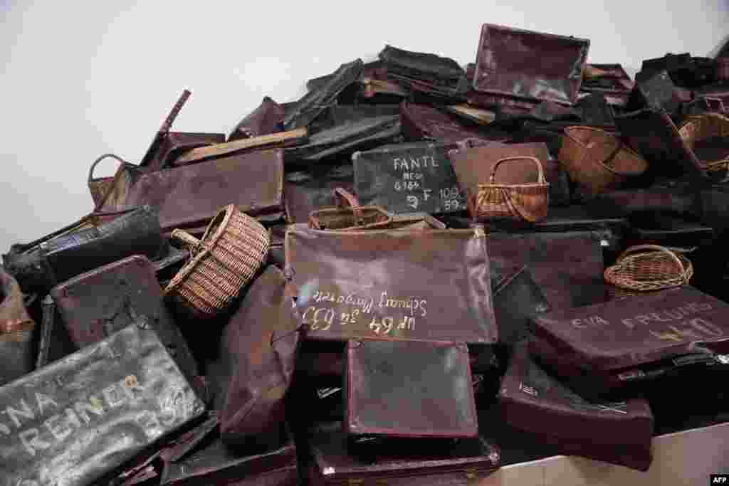 Valize care au aparținut persoanelor deportate în lagărul de la Auschwitz.