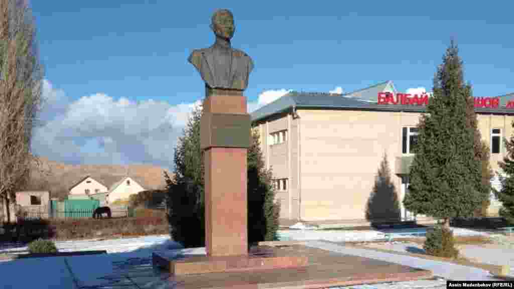 Таштанбек Акматов эмгек жолун малчылыктан баштап, 1987-жылдан тарта Кыргыз ССР Жогорку Советинин төрагалыгына чейин жеткен. Учурда ал 80 жашта. 