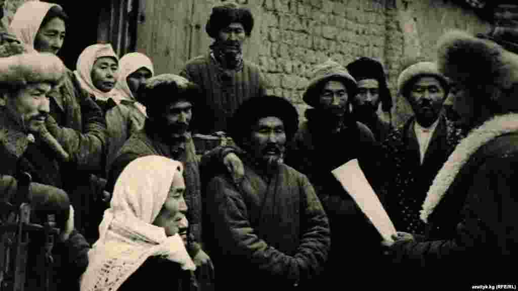 Айылдык актив колхозчуларга согуштан келген каттарды окуп берүүдө. (Мамлекеттик тарых музейинен алынган сүрөт)