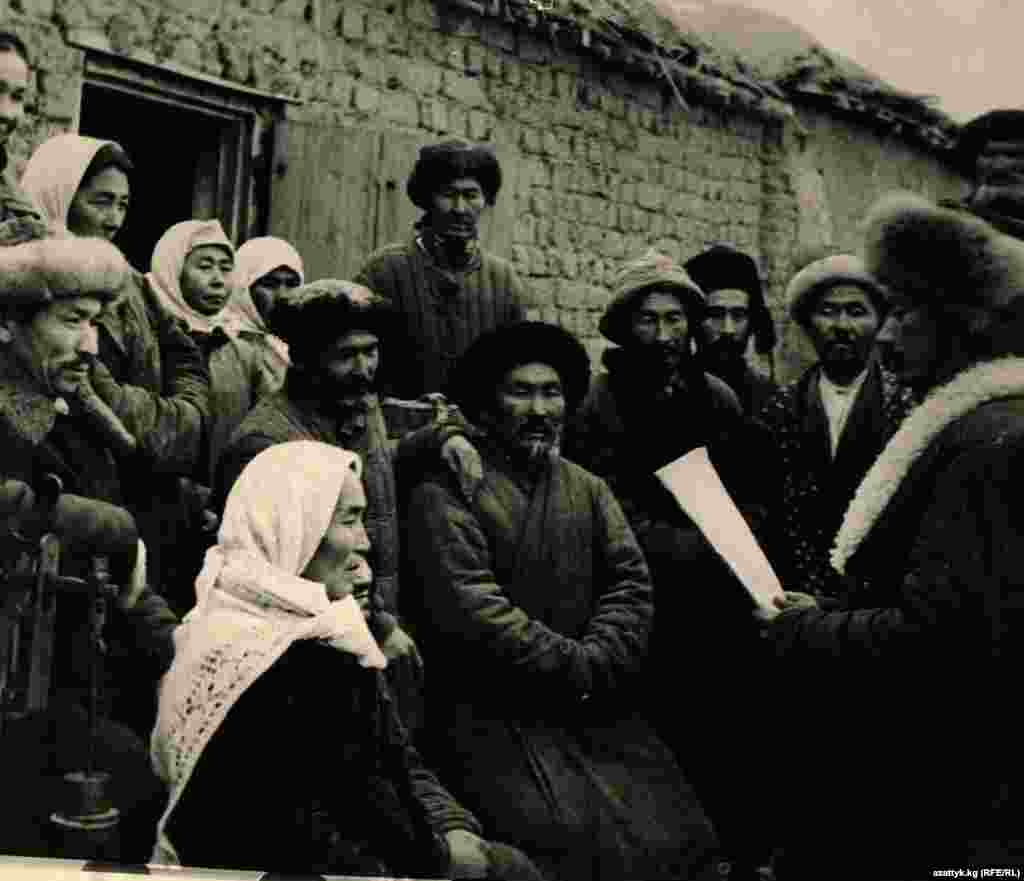 “Октябрь” колхозунун башкармасы М.Ахмедов колхозчуларга Советтик информбюронун маалыматын окуп жатат. 1941-жыл. (Сүрөт Кыргызстандын Борбордук Мамлекеттик Архивинин кинофотофонодокументтер бөлүмүнөн алынды). 