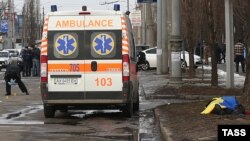 Поліція і медики працюють на місці вибуху в Харкові, 22 лютого 2015 року